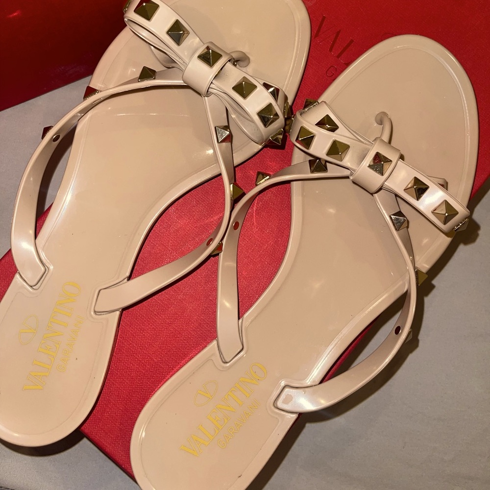 Valentino Garavani
Rockstud PVC Flat Thong Sandals